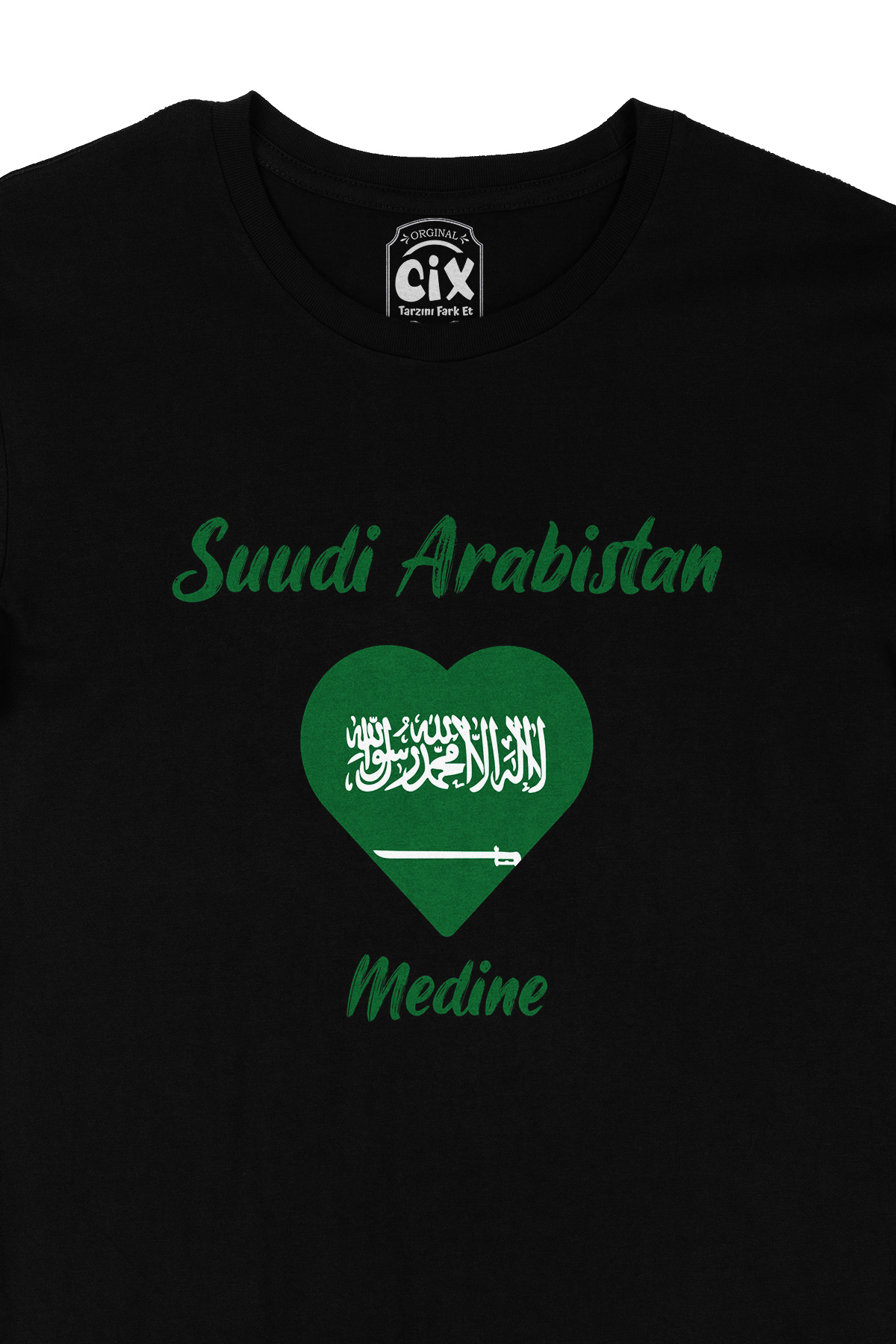 Medine Suudi Arabistan Bayraklı Kalpli Siyah Tişört