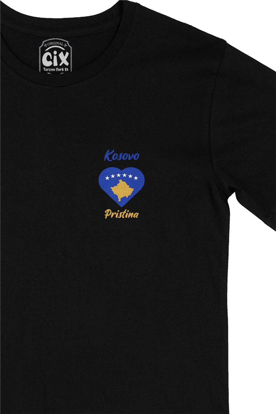 Piriştine Kosova Bayraklı Kalpli Cep Logo Tasarımlı Siyah Tişört