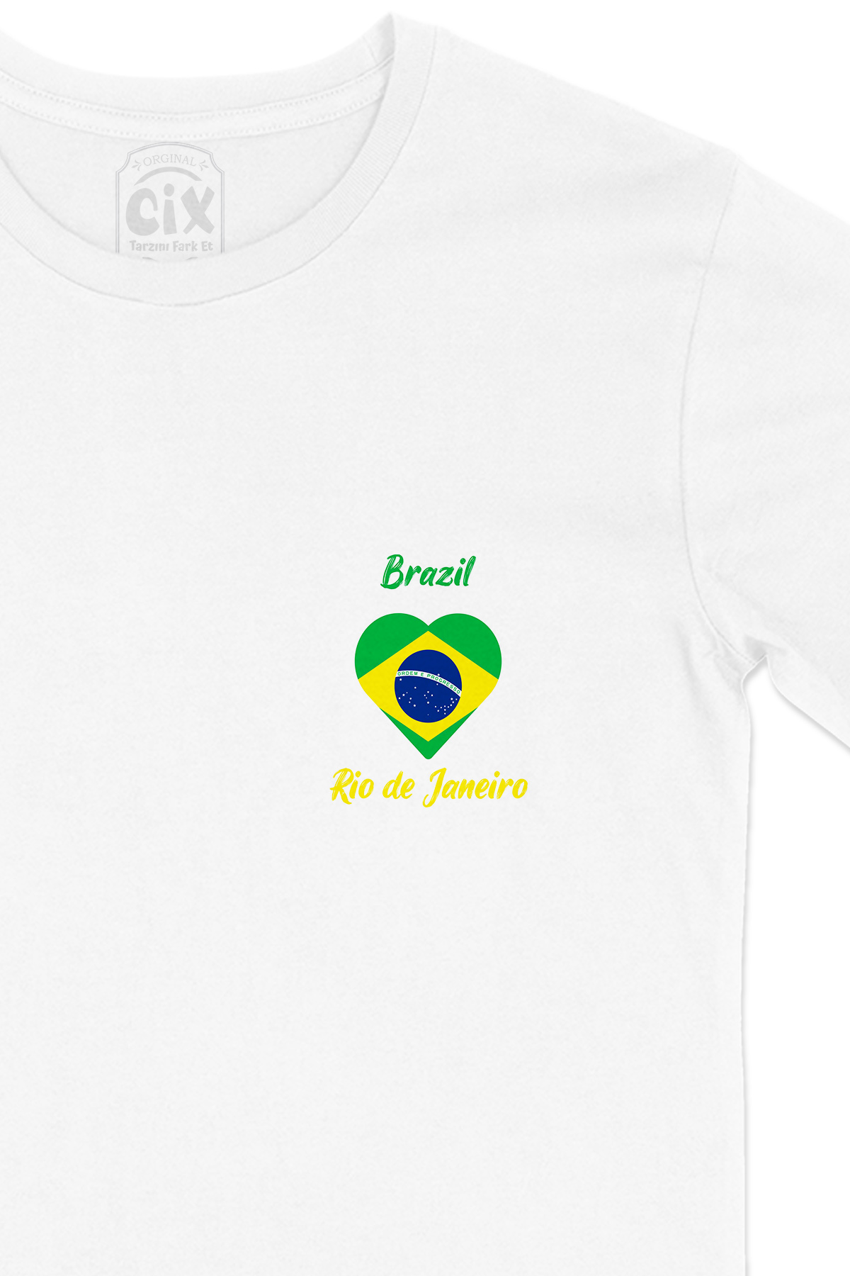 Rio De Janerio Brezilya Bayraklı Kalpli Cep Logo Tasarımlı Beyaz Tişört
