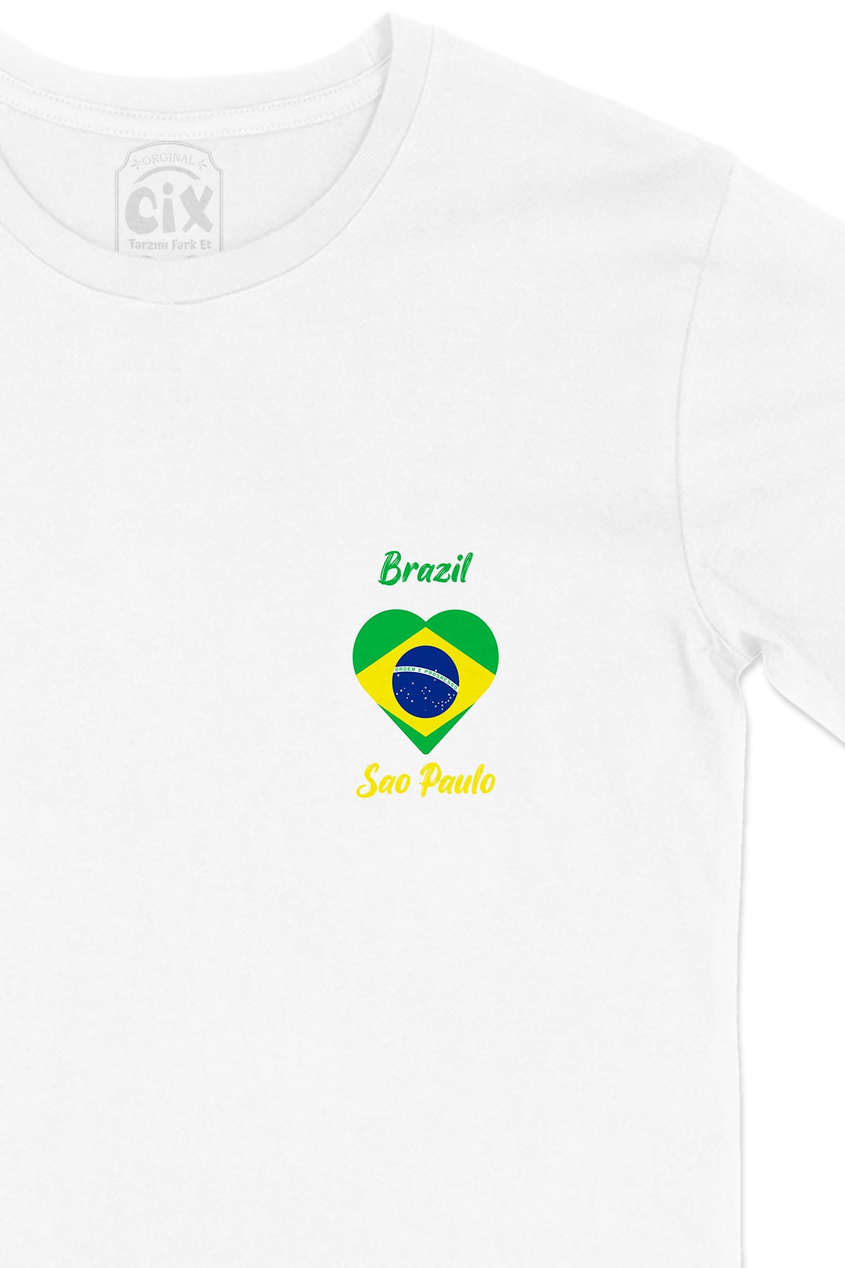 Sao Paulo Brezilya Bayraklı Kalpli Cep Logo Tasarımlı Beyaz Tişört