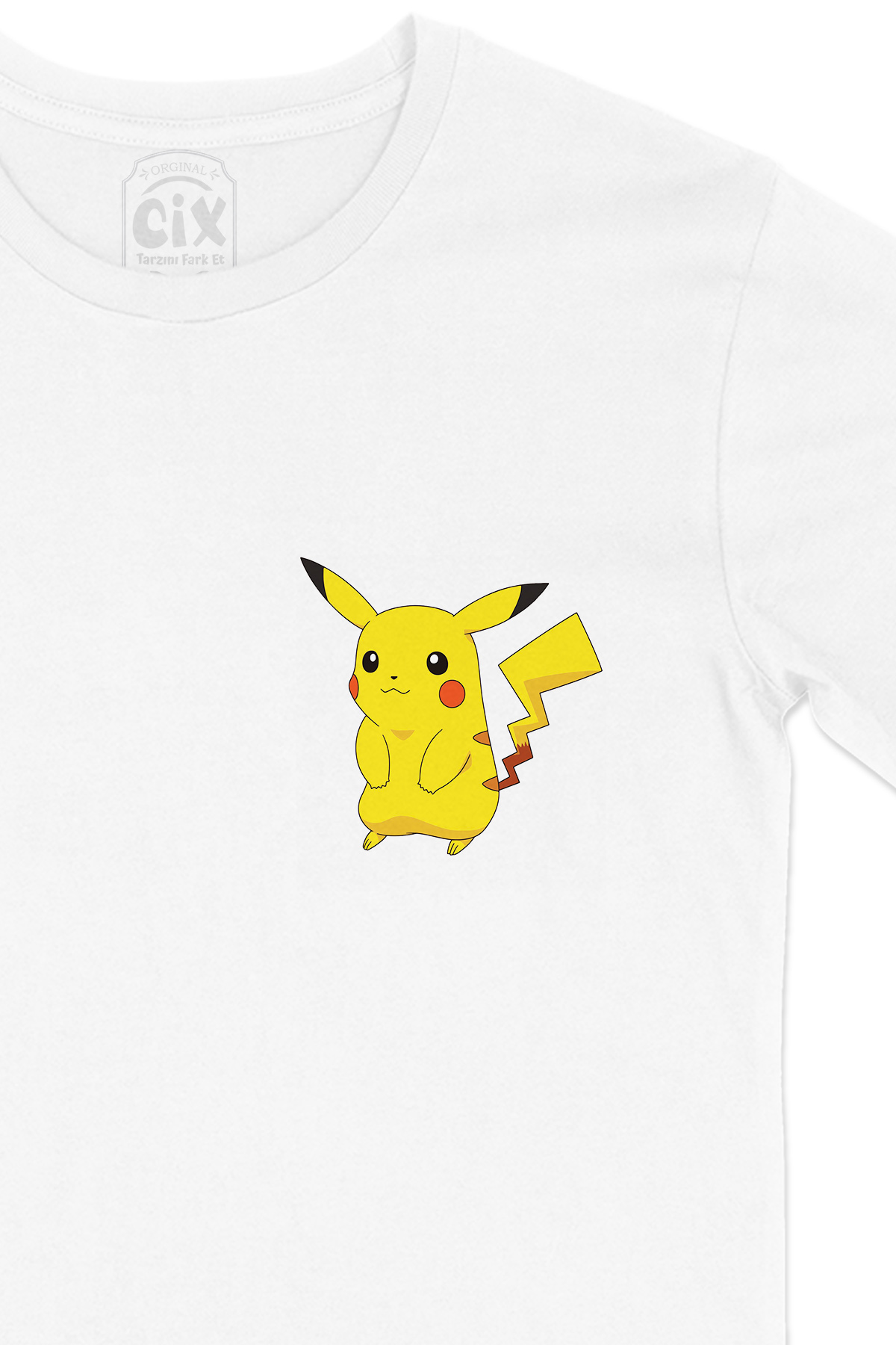 Utangaç Pikachu Cep Logo Tasarımlı Beyaz Tişört