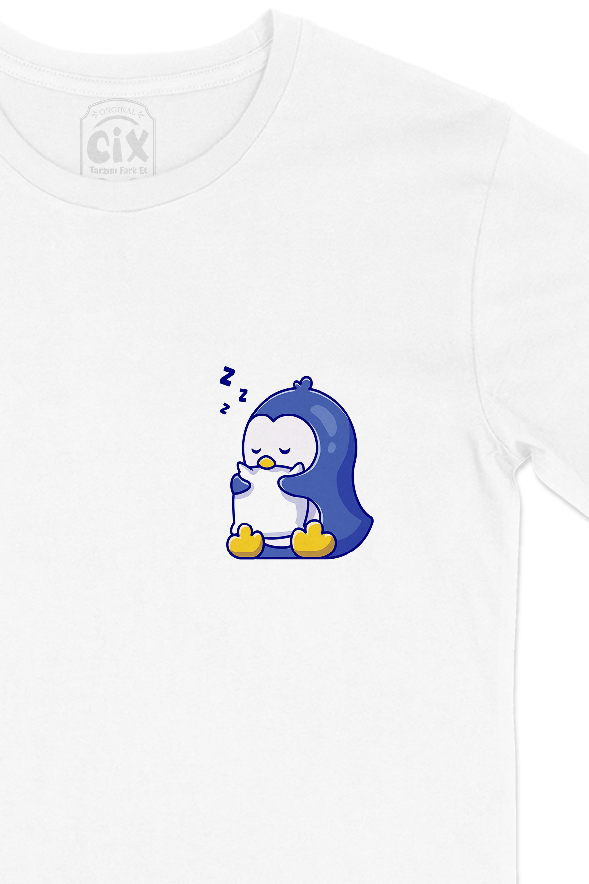 Uykucu Penguen Cep Logo Tasarımlı Beyaz Tişört