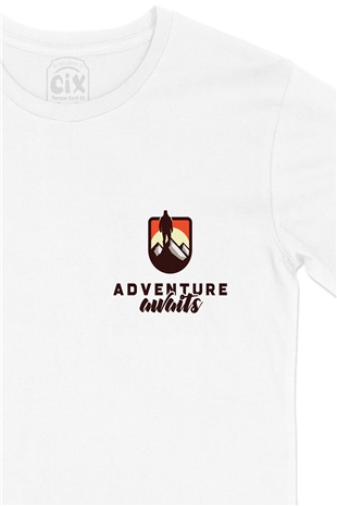 Adventure Awaits Cep Logo Tasarımlı Beyaz Tişört