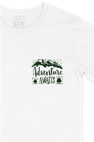 Adventure Awaits Yeşil Cep Logo Tasarımlı Beyaz Tişört