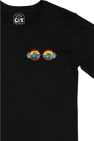 Adventure & Enthusiast Cep Logo Tasarımlı Siyah Tişört