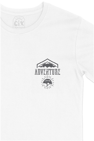 Adventure & Helmet Cep Logo Tasarımlı Beyaz Tişört
