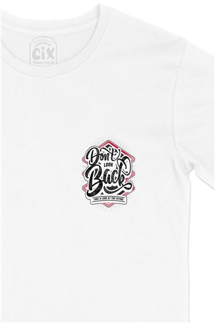 Arkana Bakma Motivasyon Cep Logo Tasarımlı Beyaz Tişört