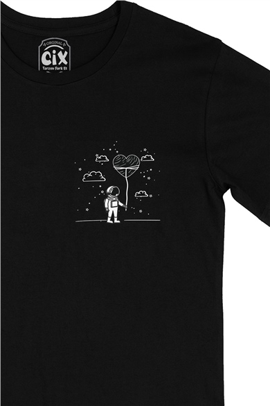 Aşık Astronot Cep Logo Tasarımlı Siyah Tişört
