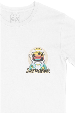 Astronot Uzayda Yazılı Cep Logo Tasarımlı Beyaz Tişört