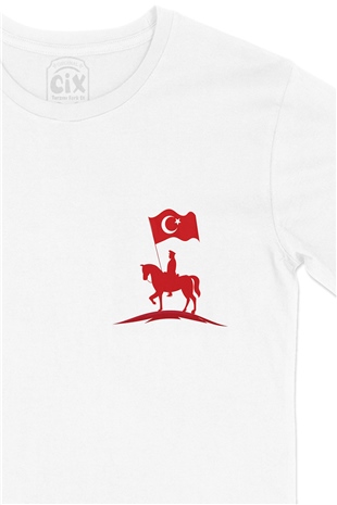 Atatürk Kırmızı Bayraklı Atlı Cep Logo Tasarımlı Beyaz Tişört