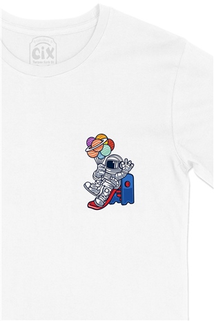 Balonlu Astronot Cep Logo Tasarımlı Beyaz Tişört