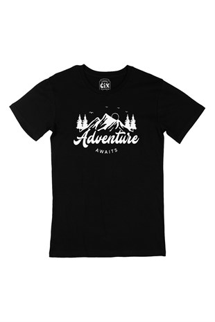 Beyaz Adventure Awaits Siyah Tişört