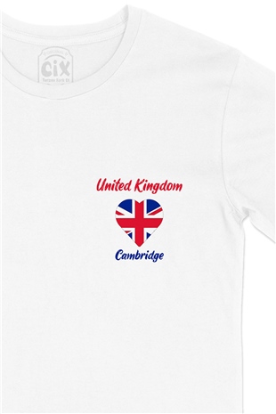 Cambridge İngiltere Bayraklı Kalpli Cep Logo Tasarımlı Beyaz Tişört