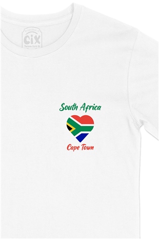 Cape Town Güney Afrika Bayraklı Kalpli Cep Logo Tasarımlı Beyaz Tişört