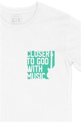 Closer To God Cep Logo Tasarımlı Beyaz Tişört