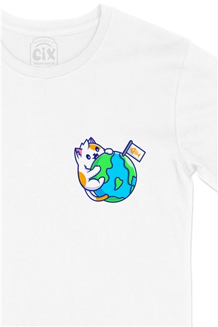 Dünya ve Kedi Cep Logo Tasarımlı Beyaz Tişört