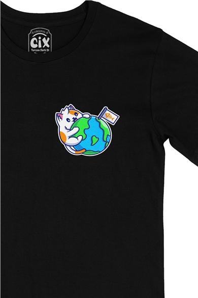 Dünya ve Kedi Cep Logo Tasarımlı Siyah Tişört