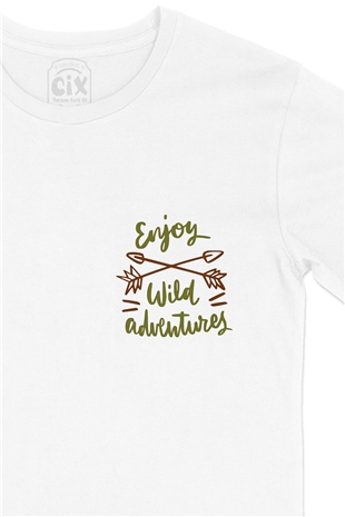 Enjoy Wild Adventures Cep Logo Tasarımlı Beyaz Tişört