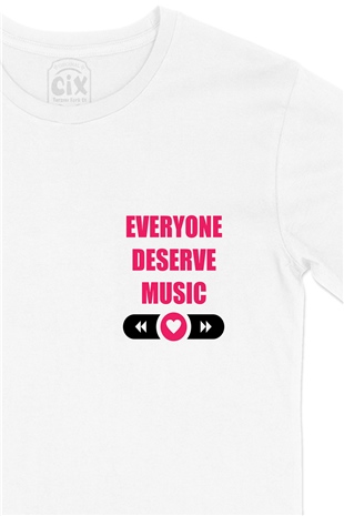 Everyone Deserve Good Music Cep Logo Tasarımlı Beyaz Tişört