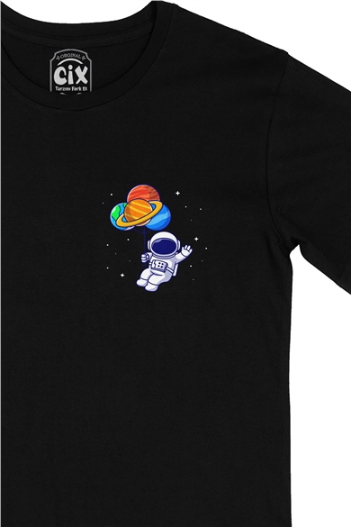 Gezegen Balonlu Astronot Cep Logo Tasarımlı Siyah Tişört