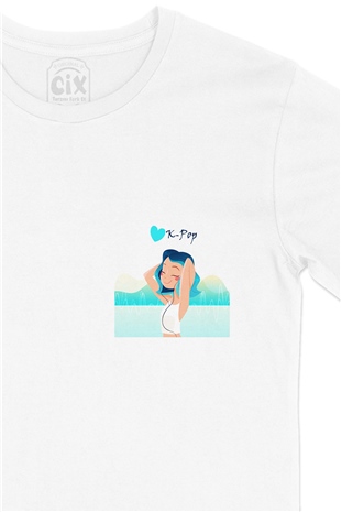 K-Pop Kızı Cep Logo Tasarımlı Beyaz Tişört