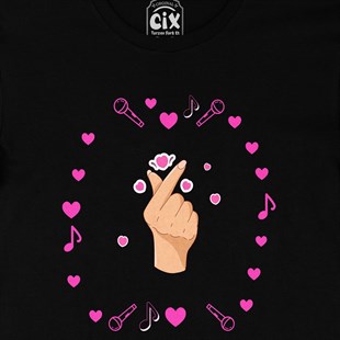 K Pop Parmak Kalp Siyah Tişört