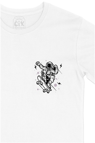 Kaykaylı Astronot Cep Logo Tasarımlı Beyaz Tişört