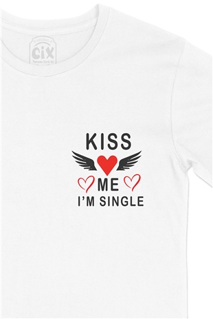 Kiss Me I am Single Cep Logo Tasarımlı Beyaz Tişört