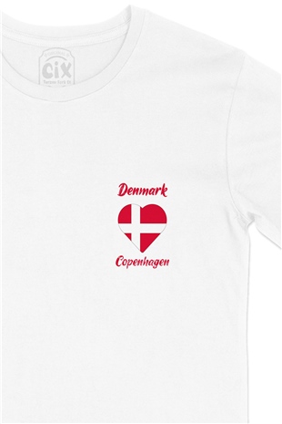 Kopenhang Danimarka Bayraklı Kalpli Cep Logo Tasarımlı Beyaz Tişört