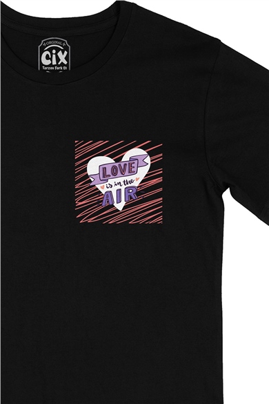 Love Is In The Air Cep Logo Tasarımlı Siyah Tişört