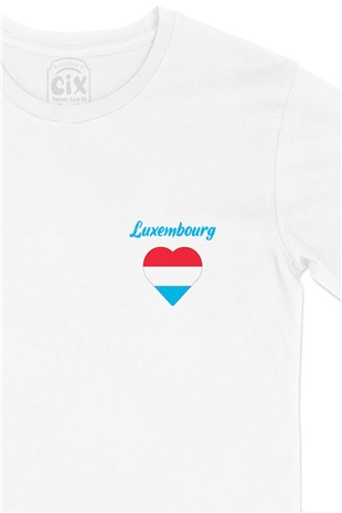 Lüksemburg Bayraklı Kalpli Cep Logo Tasarımlı Beyaz Tişört