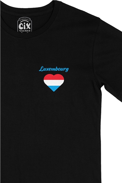Lüksemburg Bayraklı Kalpli Cep Logo Tasarımlı Siyah Tişört