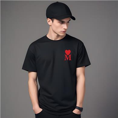 M Harf Baskılı Kalpli Siyah Tişört