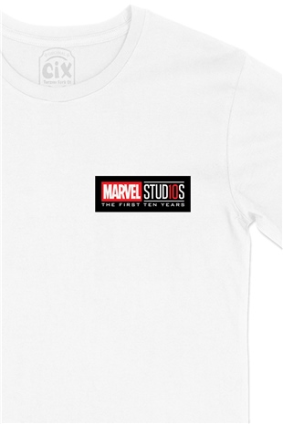 Marvel Studious 10. Yıl Cep Logo Tasarımlı Beyaz Tişört