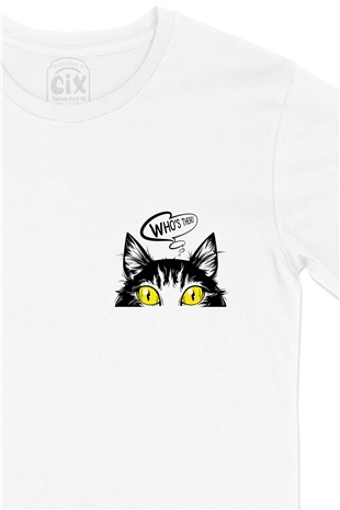 Meraklı Kedi Cep Logo Tasarımlı Beyaz Tişört