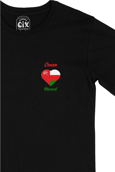 Muskat Umman Bayraklı Kalpli Cep Logo Tasarımlı Siyah Tişört