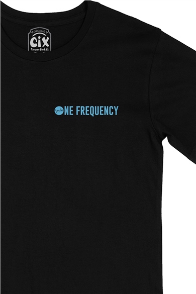 No Frequency Cep Logo Tasarımlı Siyah Tişört