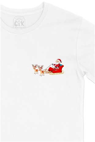 Noel Baba ve Geyikli Yılbaşı Cep Logo Tasarımlı Beyaz Tişört