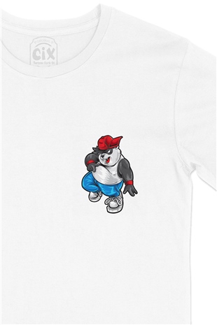 Oynayan Panda Cep Logo Tasarımlı Beyaz Tişört