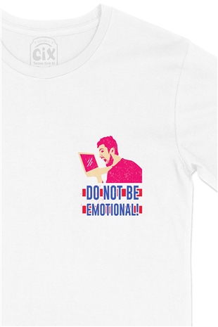 Pembe Do Not Be Emotional Cep Logo Tasarımlı Beyaz Tişört