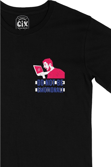 Pembe Do Not Be Emotional Cep Logo Tasarımlı Siyah Tişört