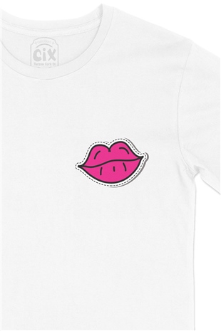 Pembe Dudak Cep Logo Tasarımlı Beyaz Tişört
