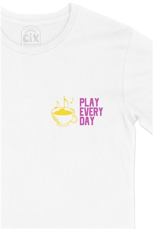 Pembe Play Every Day Cep Logo Tasarımlı Beyaz Tişört