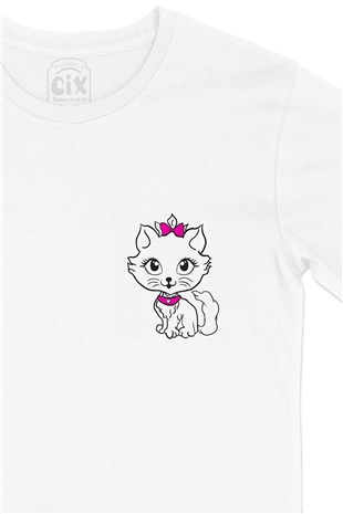 Pembe Tokalı Kedi Cep Logo Tasarımlı Beyaz Tişört