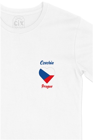 Prag Çekya Bayraklı Kalpli Cep Logo Tasarımlı Beyaz Tişört