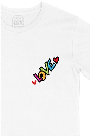 Renkli Love Yazılı Cep Logo Tasarımlı Beyaz Tişört