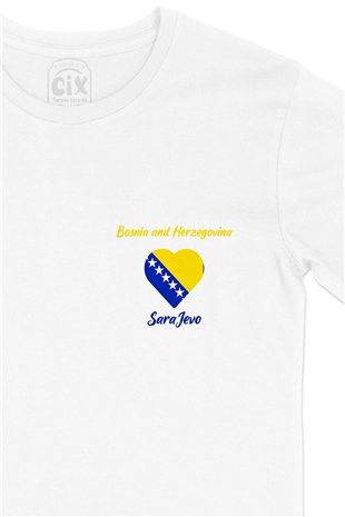 Saraybosna Bosna Hersek Bayraklı Kalpli Cep Logo Tasarımlı Beyaz Tişört
