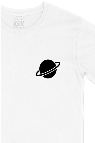 Saturn Logolu Cep Logo Tasarımlı Beyaz Tişört