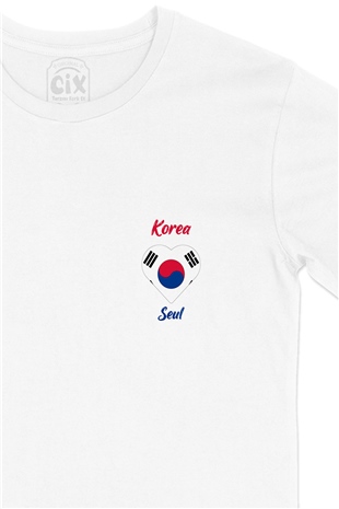 Seul Kore Bayraklı Kalpli Cep Logo Tasarımlı Beyaz Tişört