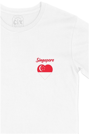 Singapur Bayraklı Kalpli Cep Logo Tasarımlı Beyaz Tişört